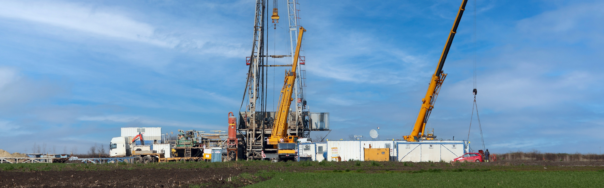 Onshore Rig Blue Sky Adobestock 484012762